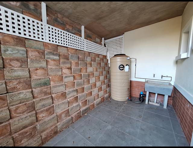 2 BEDROOM SIMPLEX TO LET IN KINDLEWOOD ESTATE